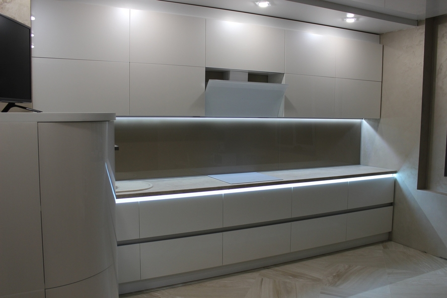 Белый кухонный гарнитур-Кухня МДФ в эмали «Модель 439»-фото1