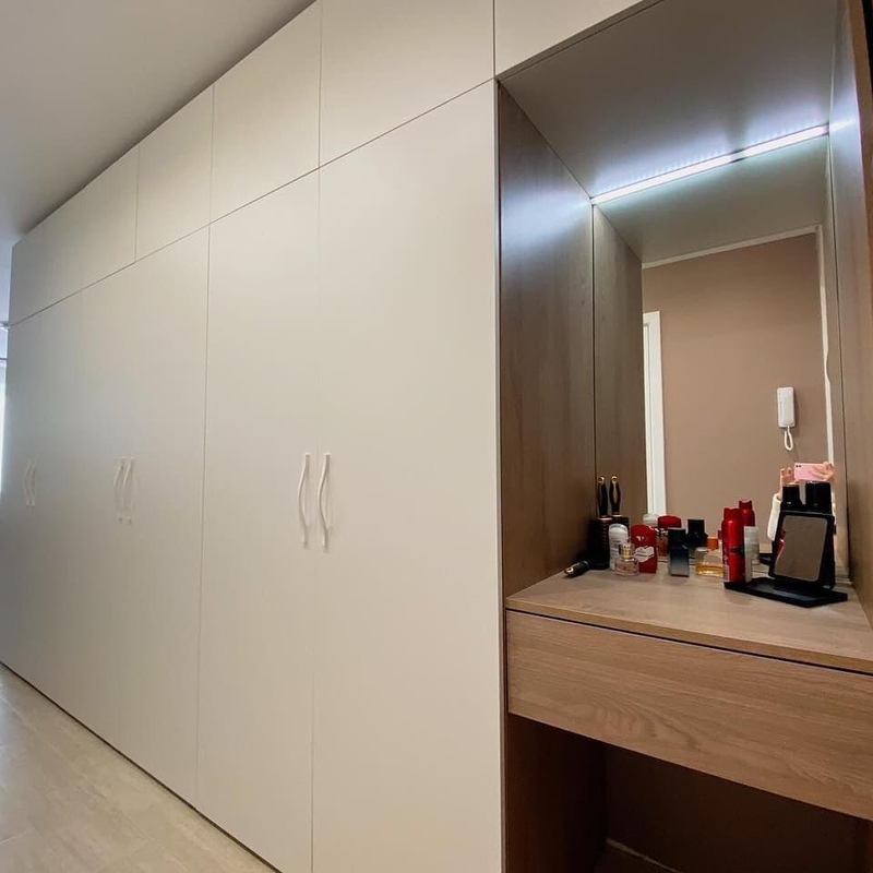 Встроенные распашные шкафы-Встроенный шкаф с распашными дверями в прихожую «Модель 12»-фото3